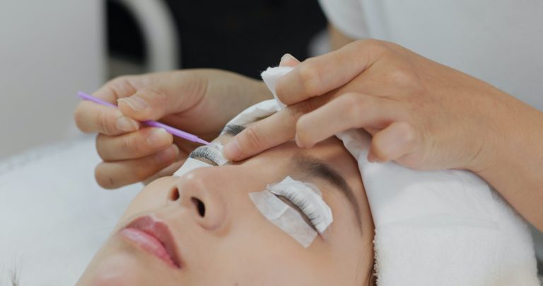 Woman perm her eyelash at beauty salon